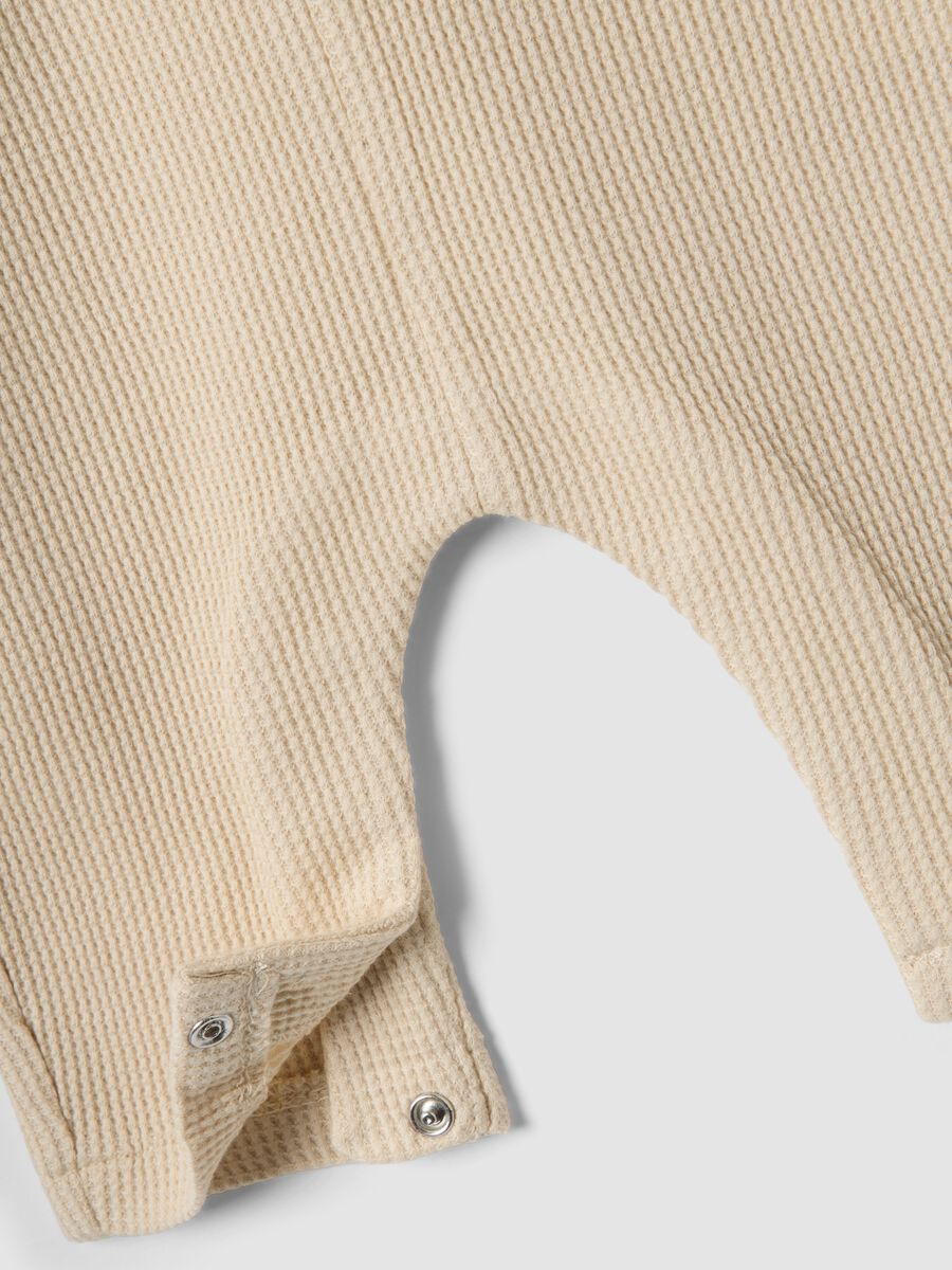 Salopette in puro cotone beige da neonato regular fit con ricamo_3