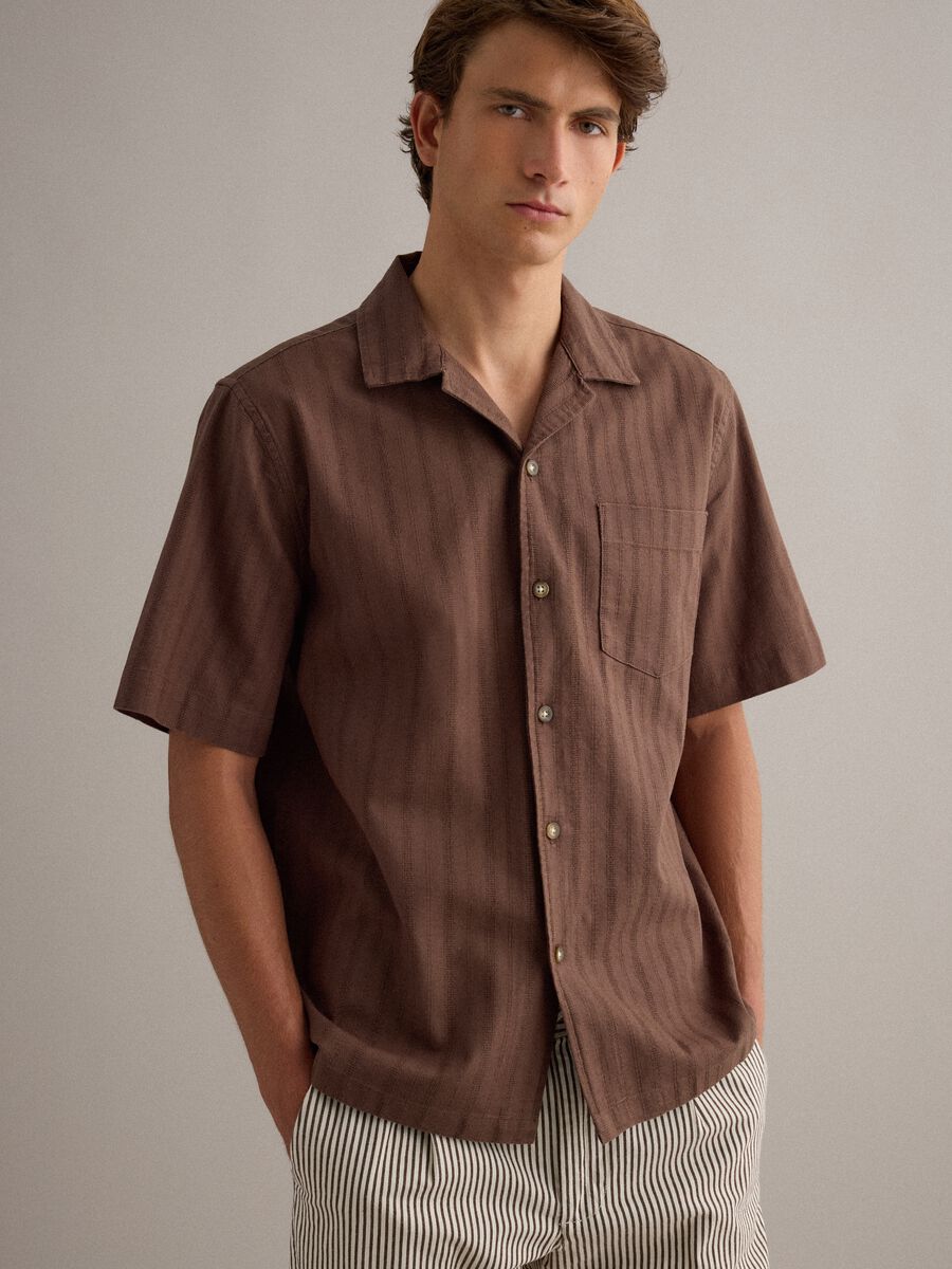Camicia in puro cotone marrone regular fit con righe e taschino_0