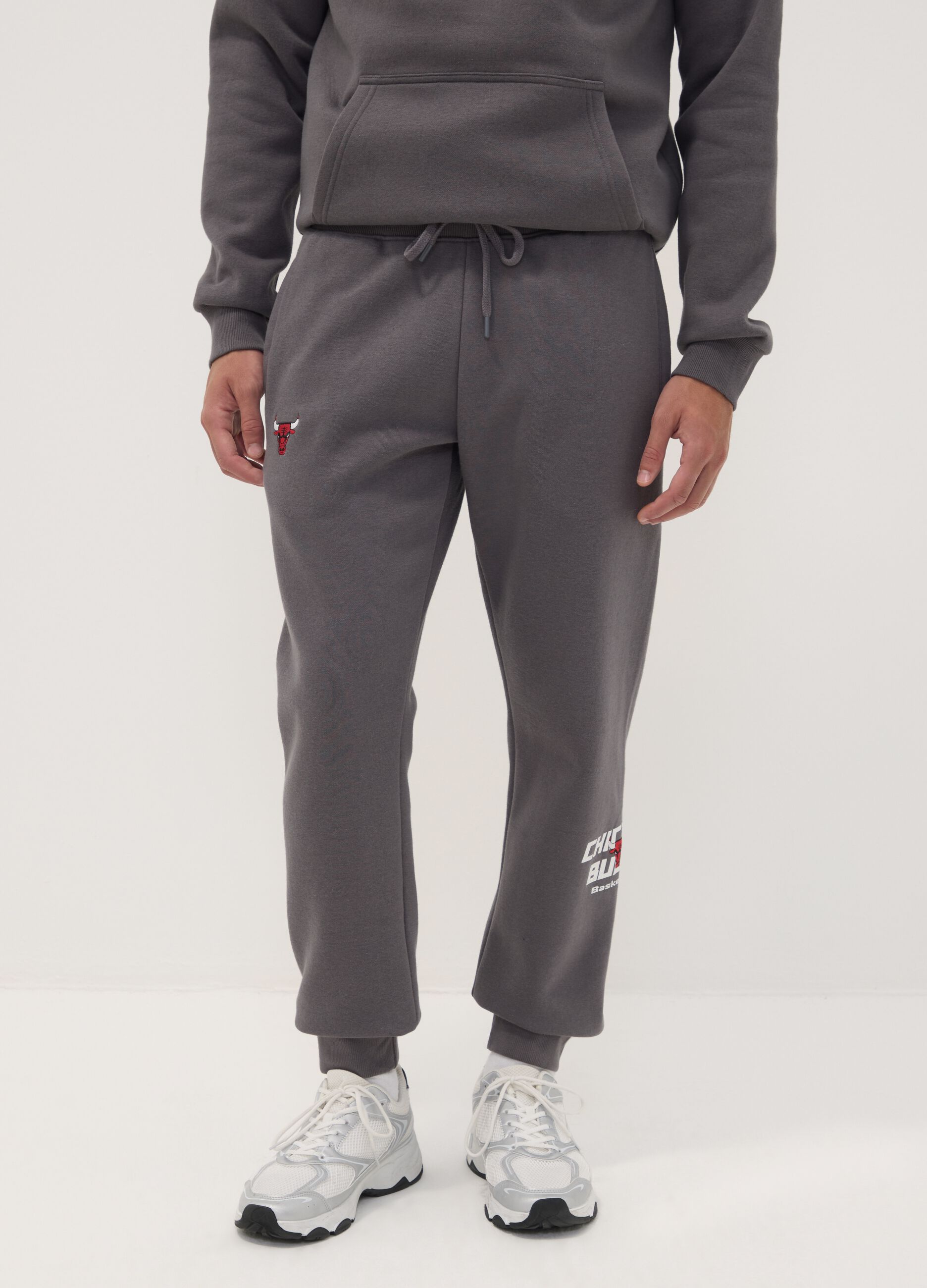 Pantaloni sportivi grigi in misto cotone con coulisse e stampa Chicago Bulls