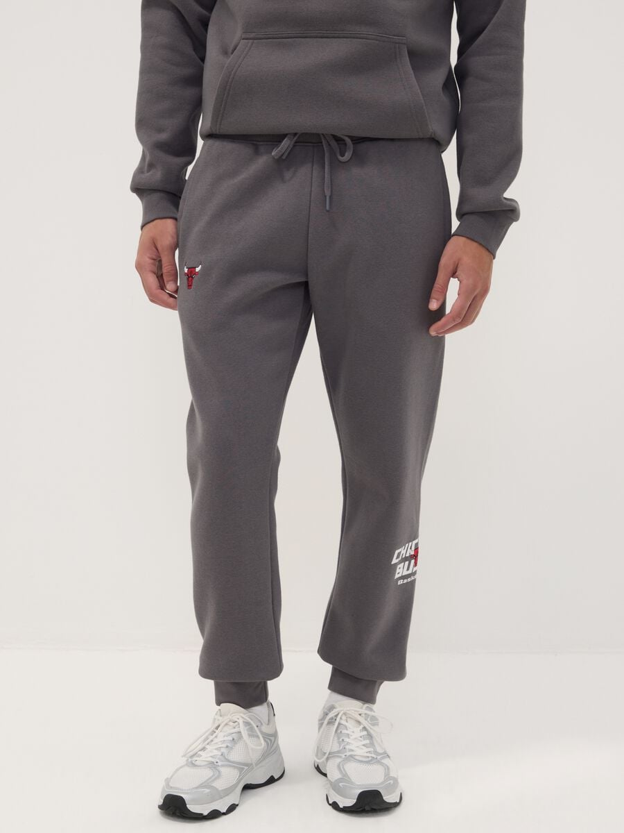 Pantaloni sportivi grigi in misto cotone con coulisse e stampa Chicago Bulls_1