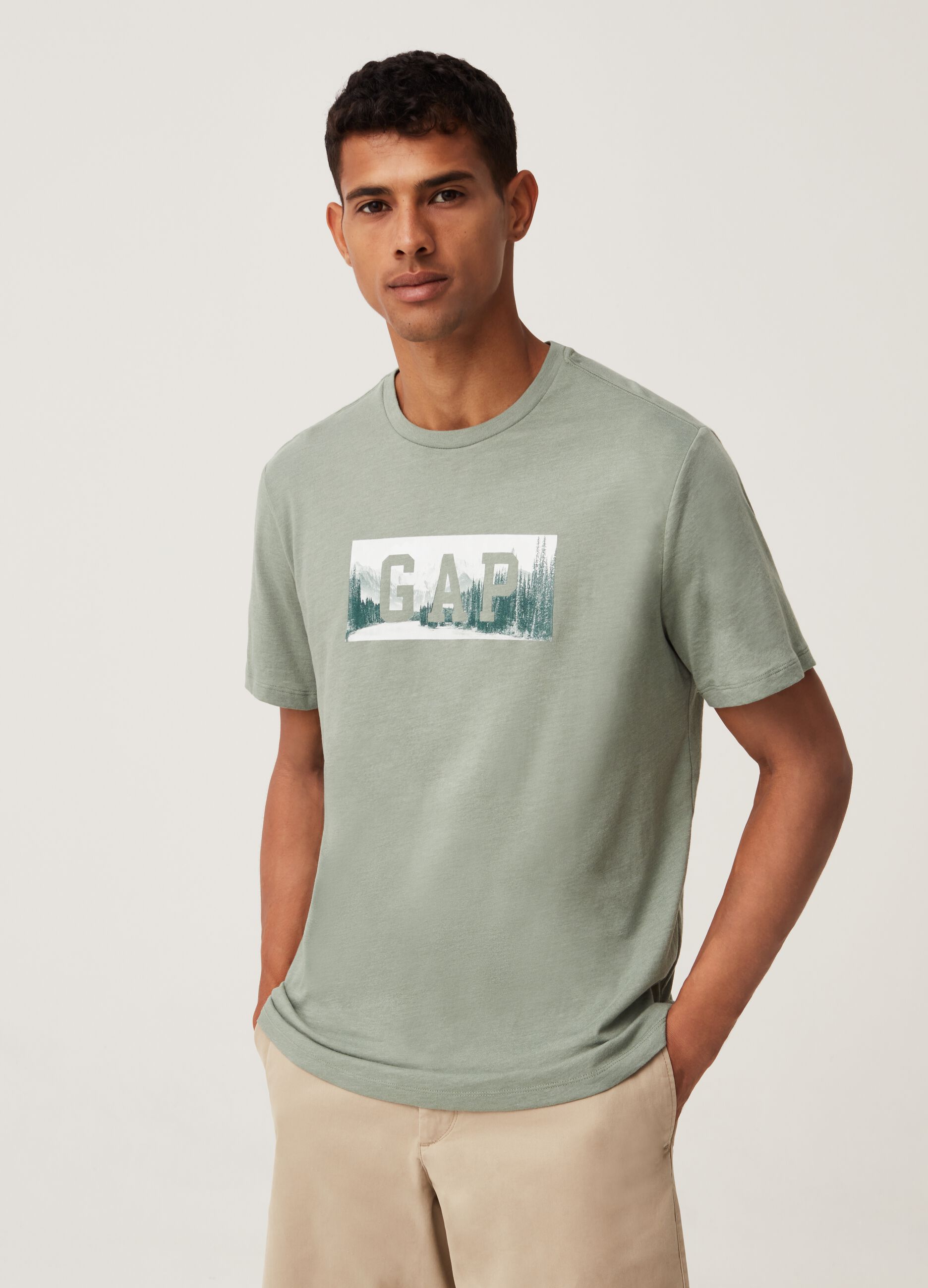 T-shirt con stampa logo e montagne