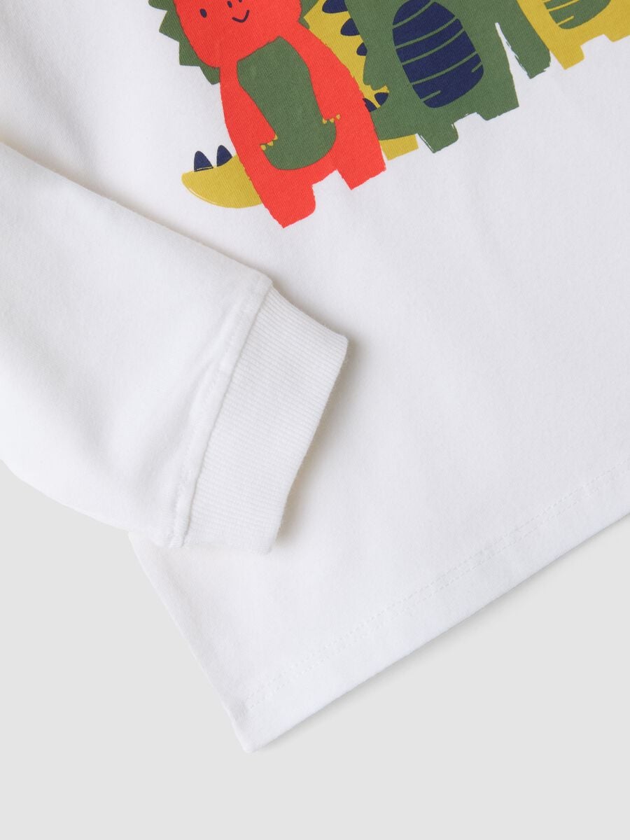 T-shirt bianca in cotone organico elasticizzato con dinosauri over fit_2