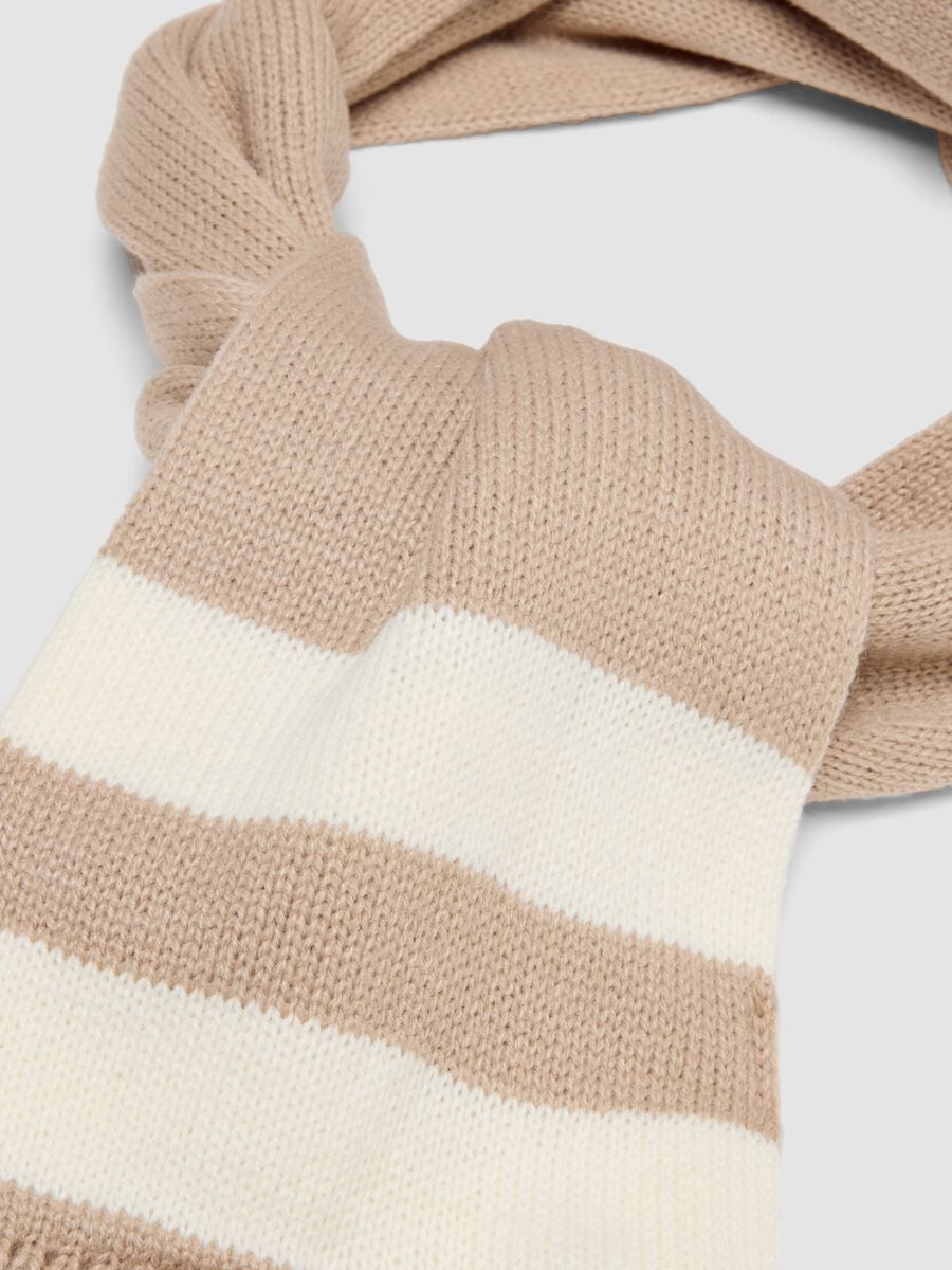Set cappello e sciarpa marrone in maglia con righe_2
