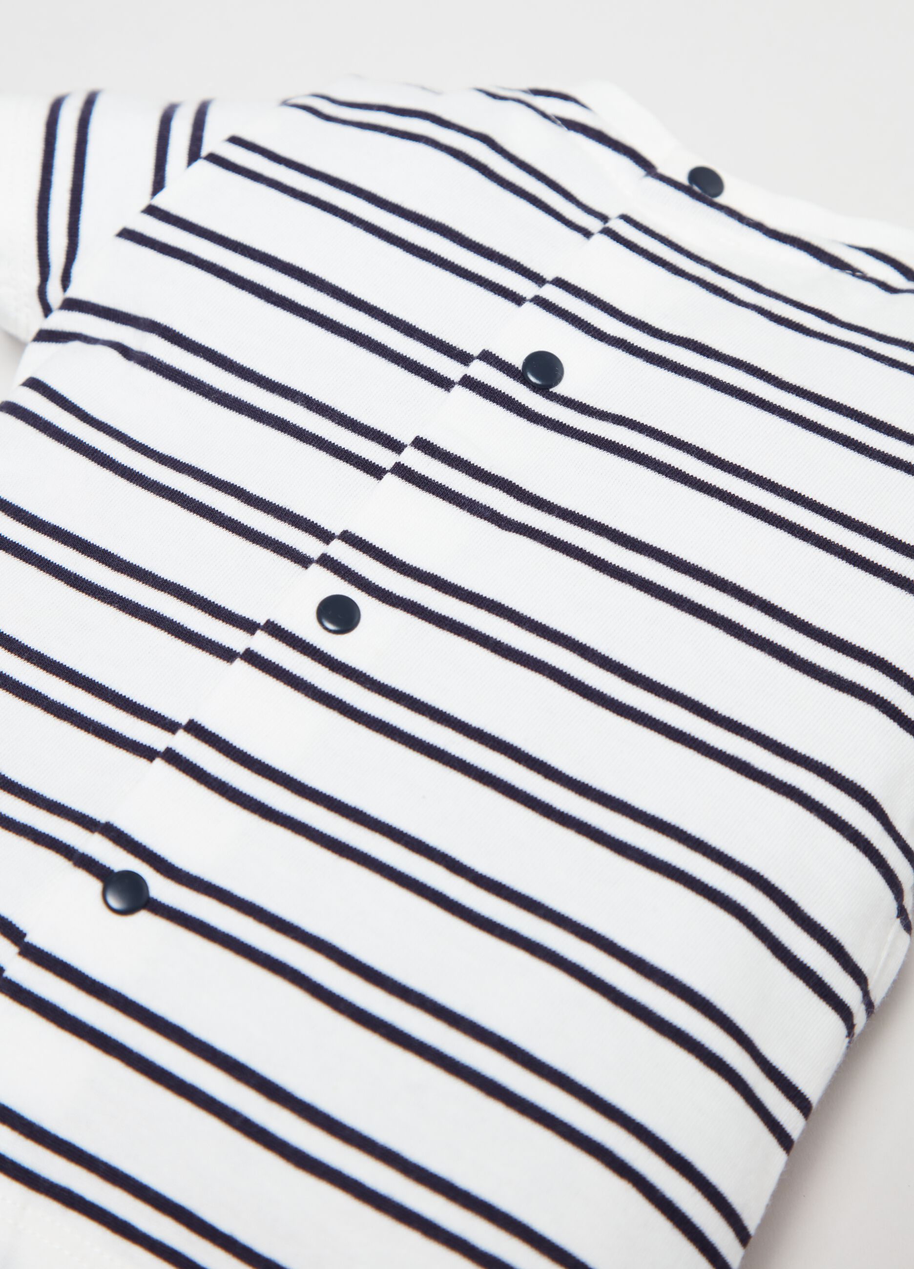 Set t-shirt con stampa a righe e shorts_2