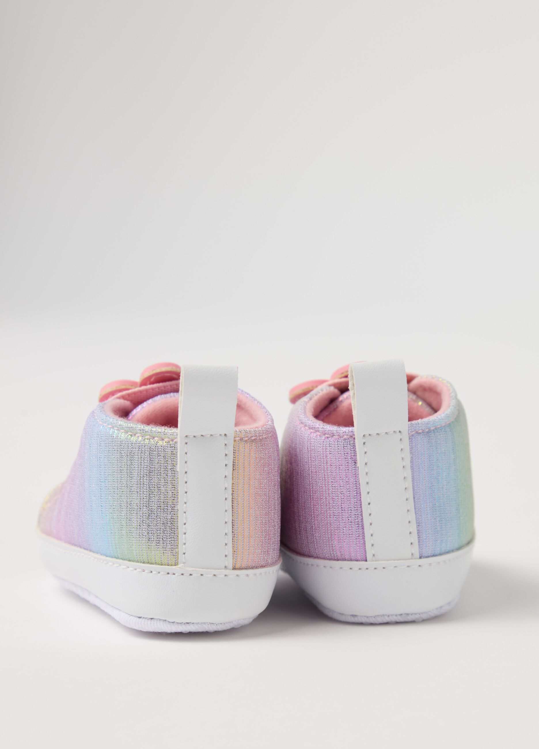 Scarpine effetto shiny con fiore applicato 