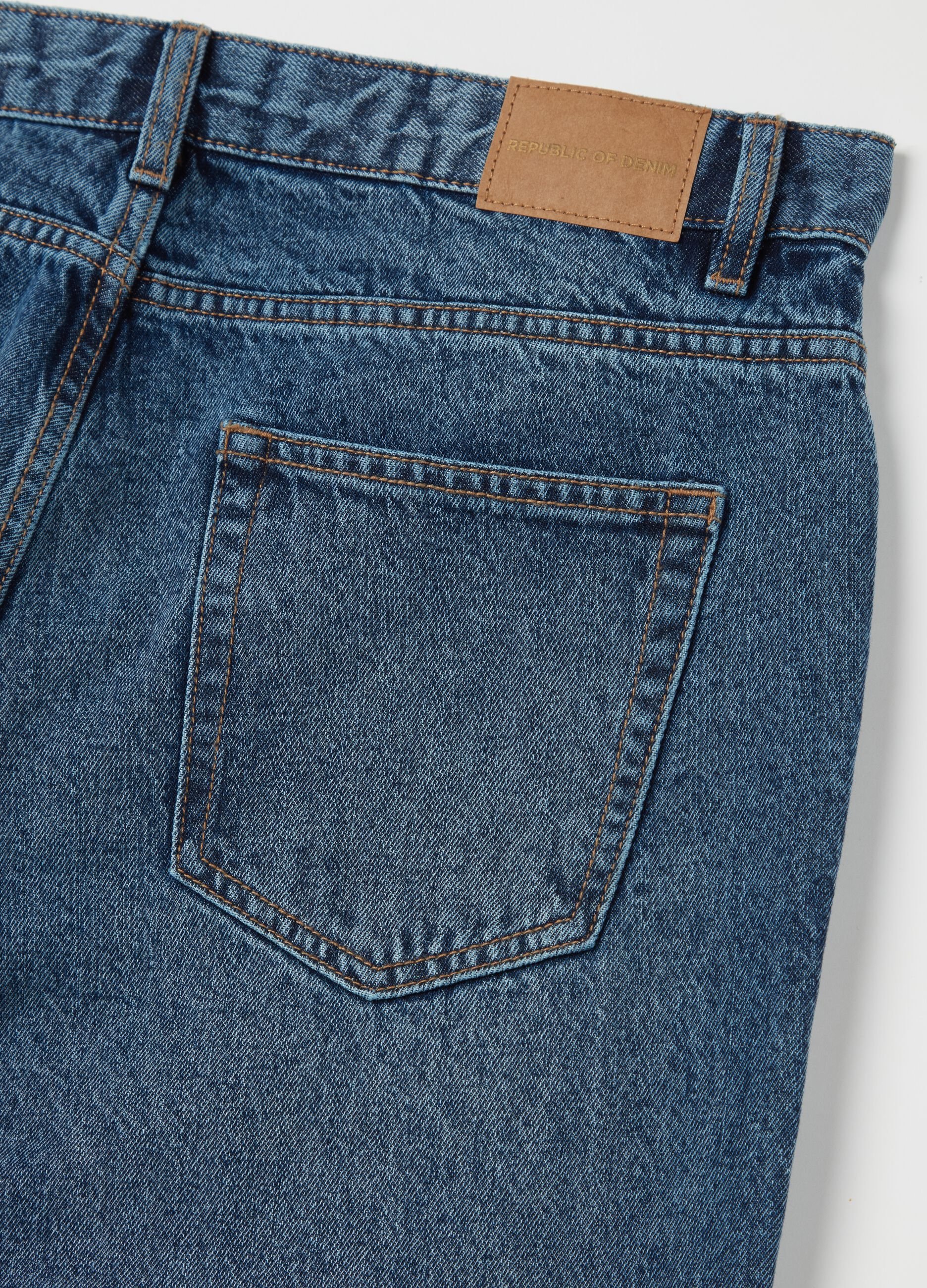 Regular fit jeans with discolouring