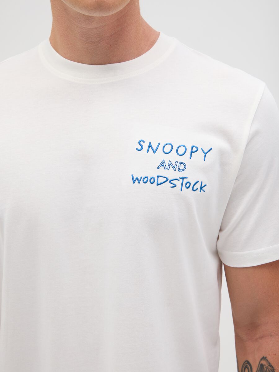 Men's white pure cotton regular fit T-shirt with Snoopy print graphic_2