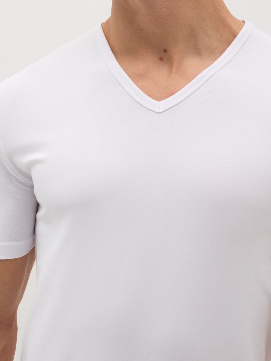 Two-pack organic cotton undershirts with V neck_3