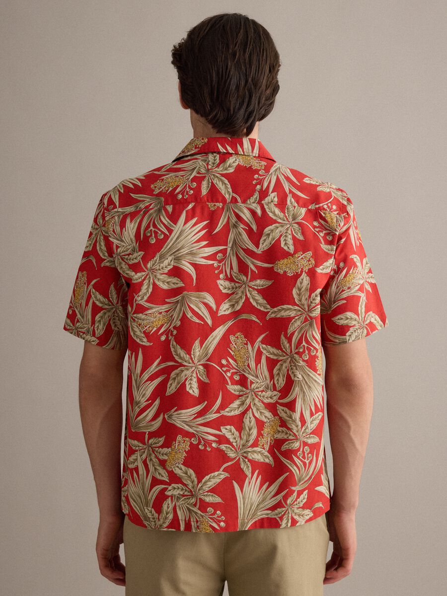 Camicia rossa in cotone organico con stampa tropicale_3