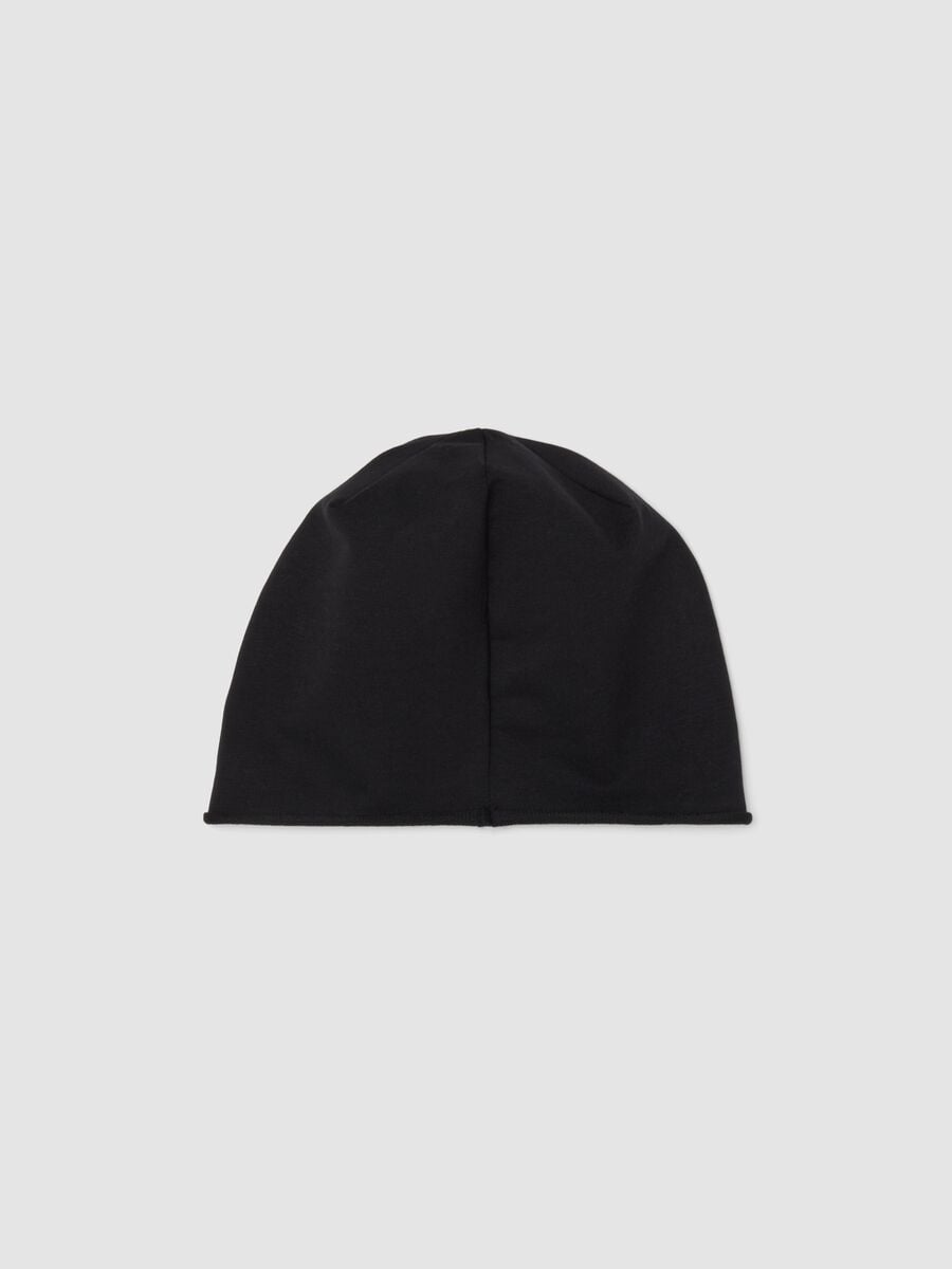 Cappello nero in cotone organico elasticizzato con stampa grafica a scacchi_1