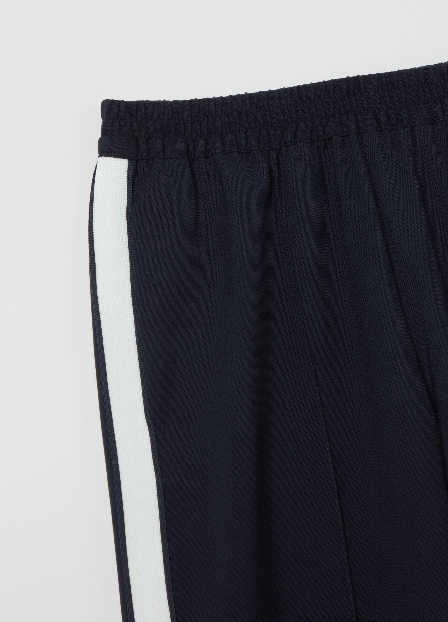 Pull-on trousers with contrasting bands