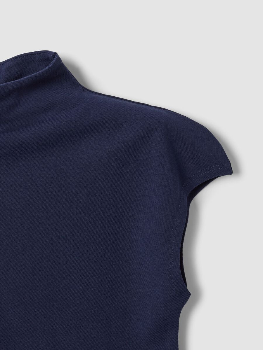 T-shirt blu in modal e cotone elasticizzato con collo rialzato fitted_1