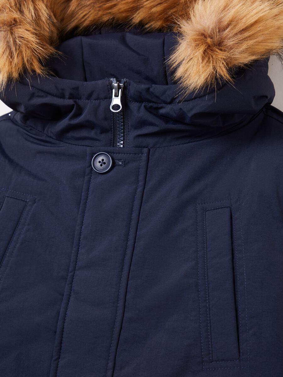 Parka con cappuccio in eco pelliccia_5
