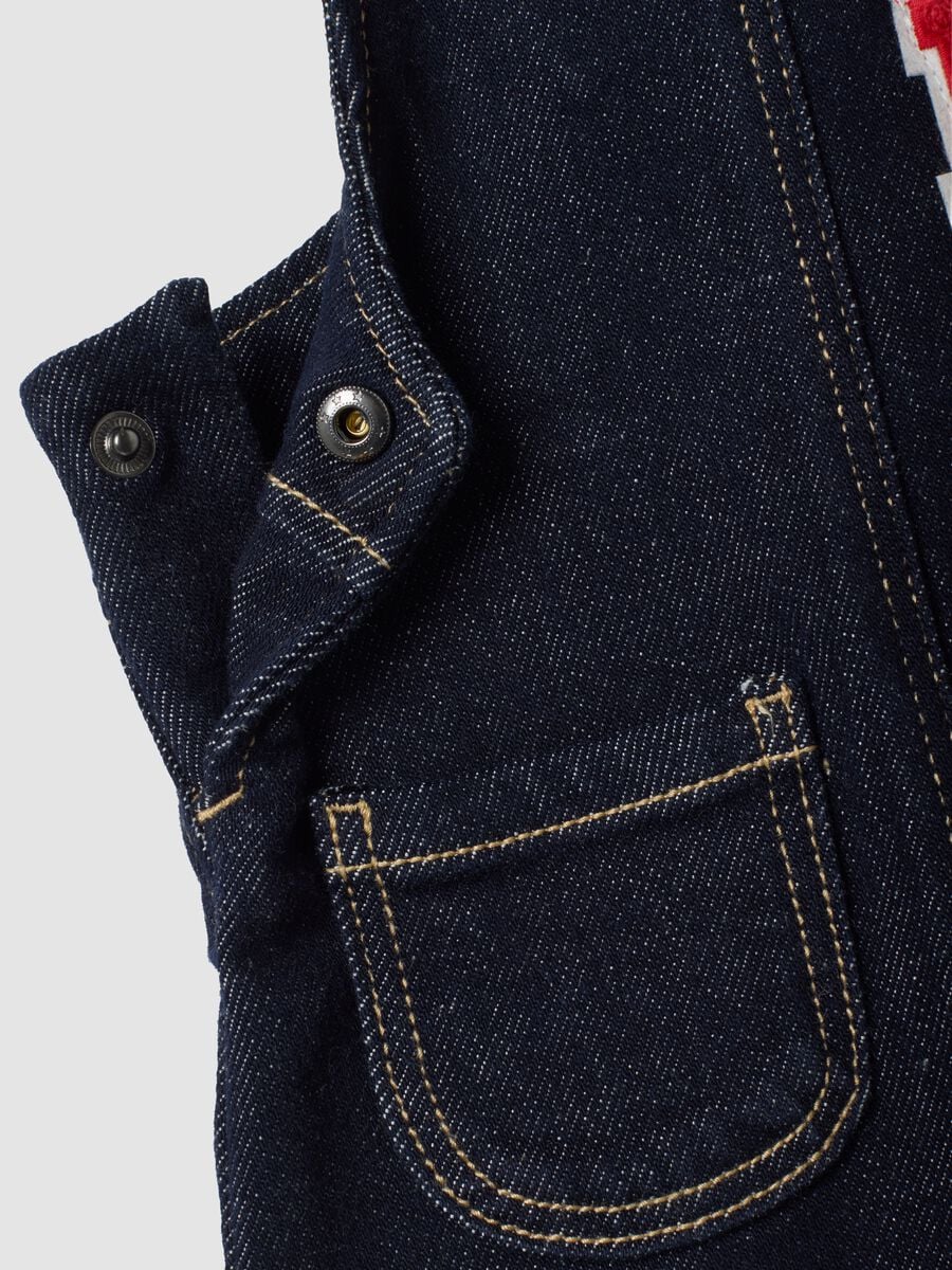 Salopette blu in cotone elasticizzato con ricamo orsetto per neonato_3