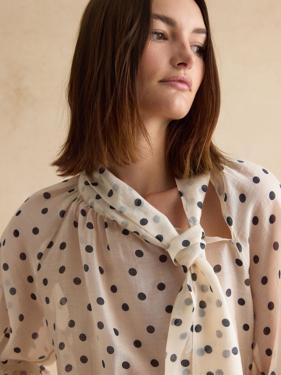 White shirt with black polka dots in lyocell blend regular fit_2