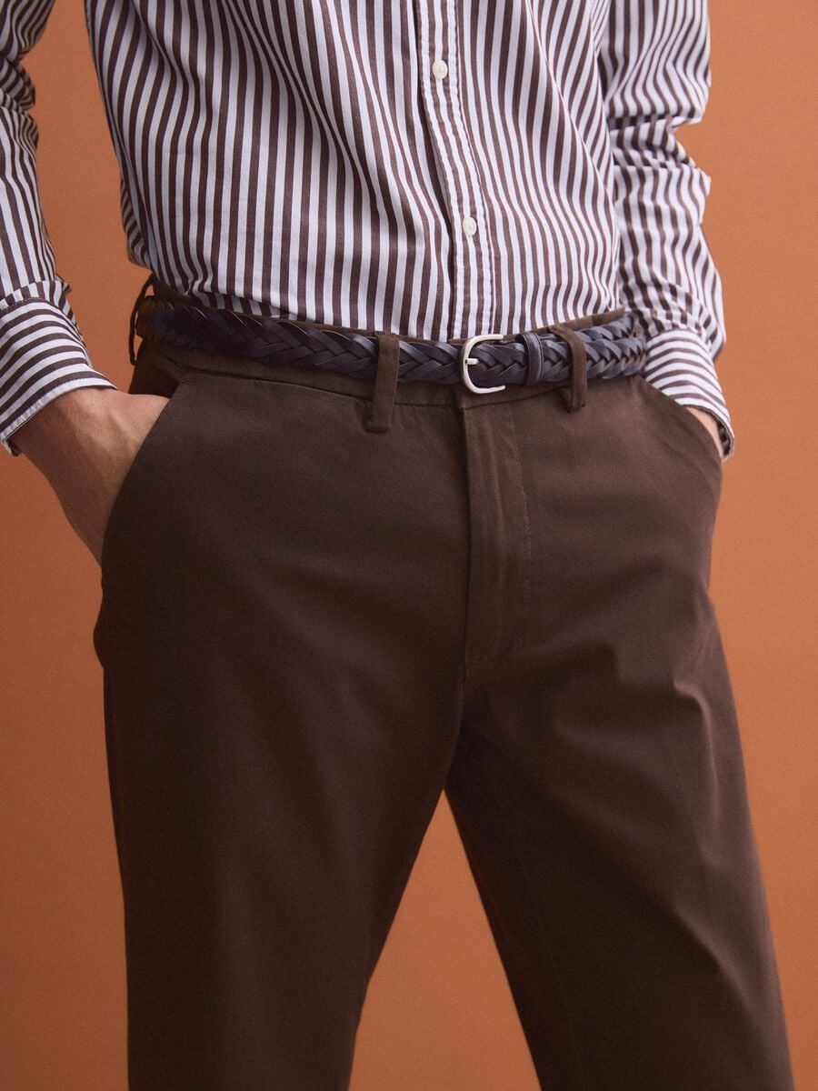 Pantaloni chino marroni in twill di cotone elasticizzato regular fit_3