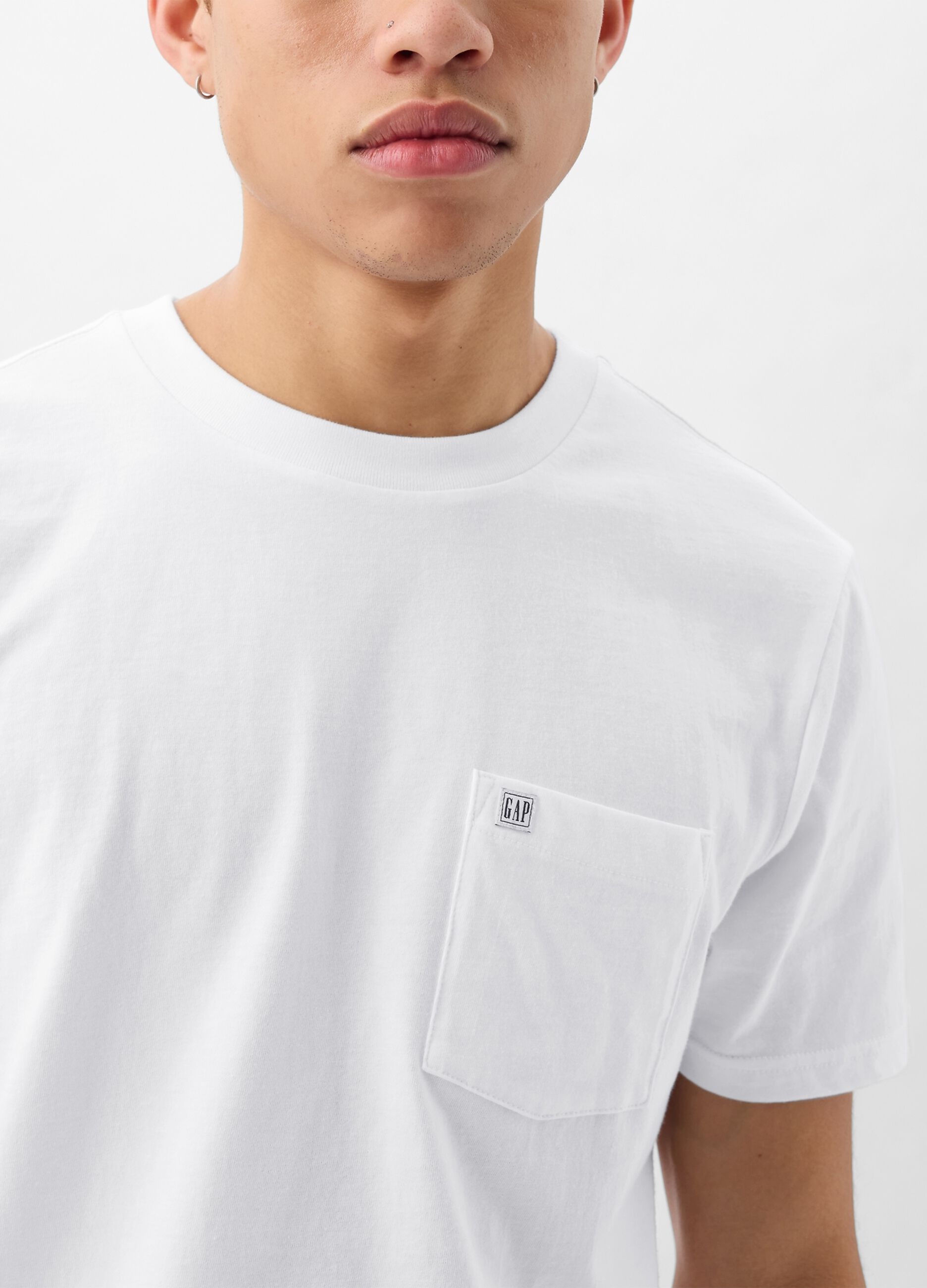 T-shirt in cotone con tasca e patch logo