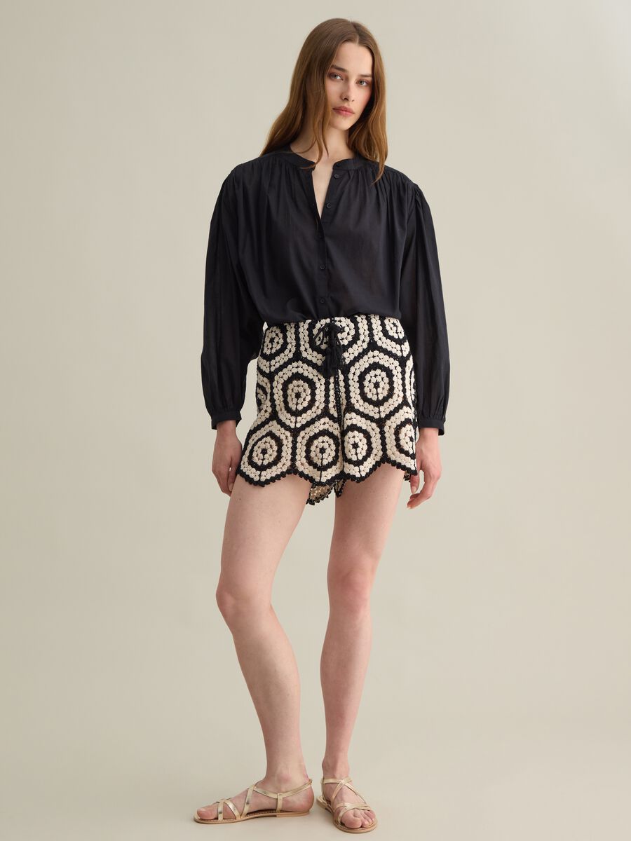 Women’s black shirt in 100% cotton with regular fit and bluff collar._1