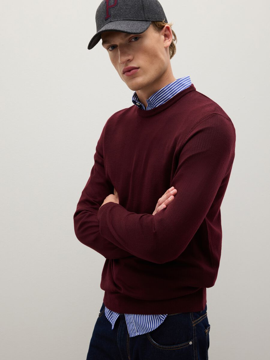 Cappello grigio con lettera ricamata_3