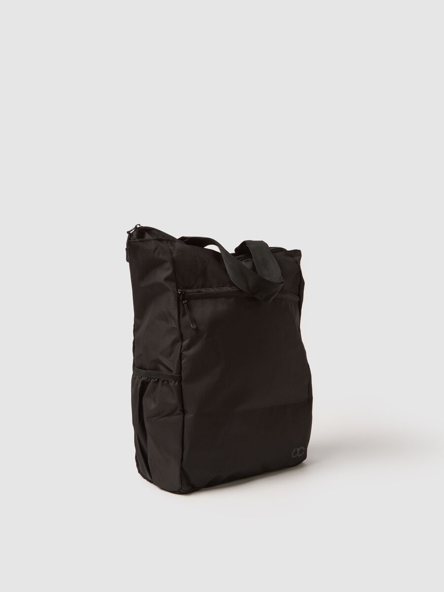 Black sports bag with practical fit_1