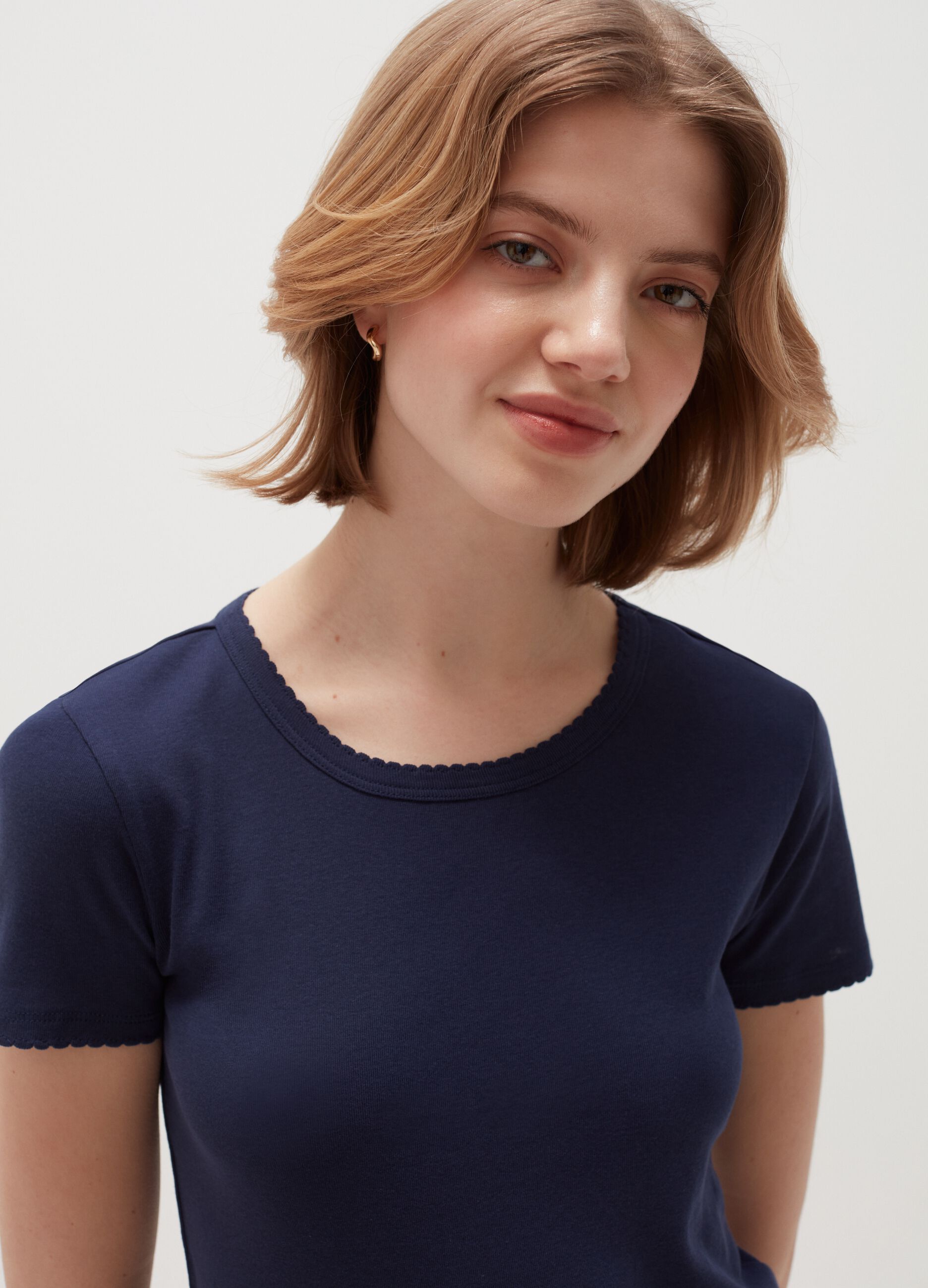 T-shirt in cotone con profili ondulati