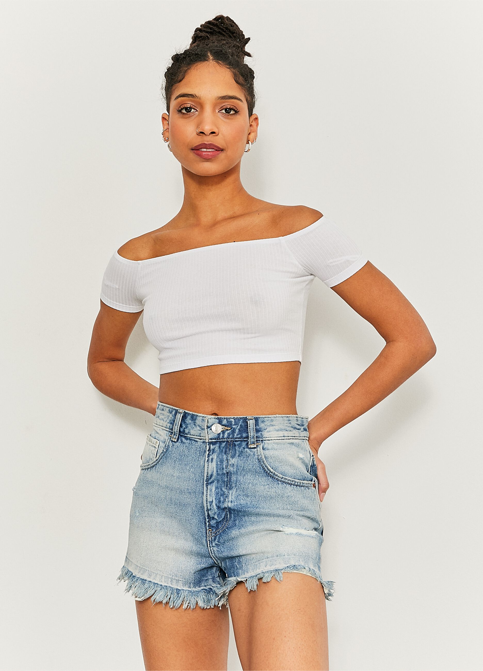Frayed denim shorts