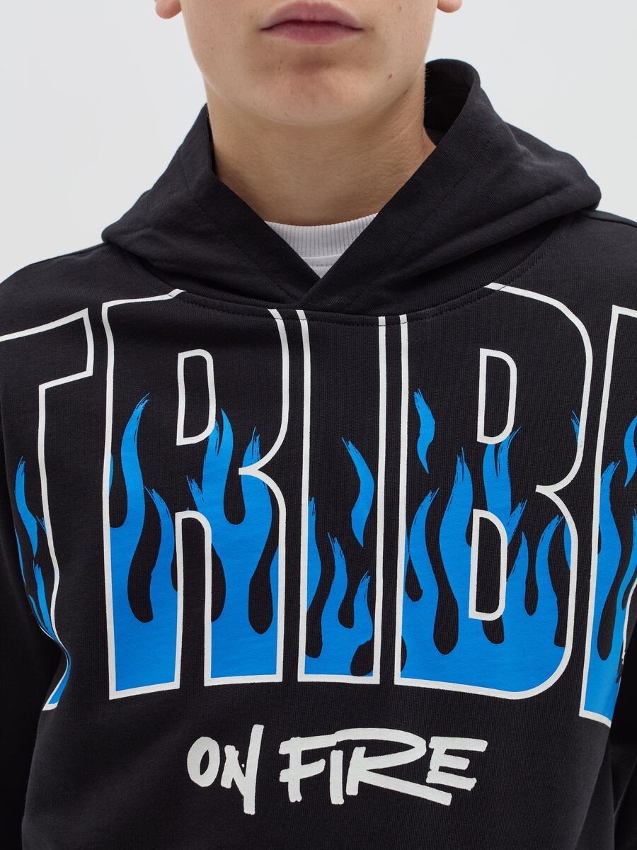 Felpa in French Terry con cappuccio e stampa_1