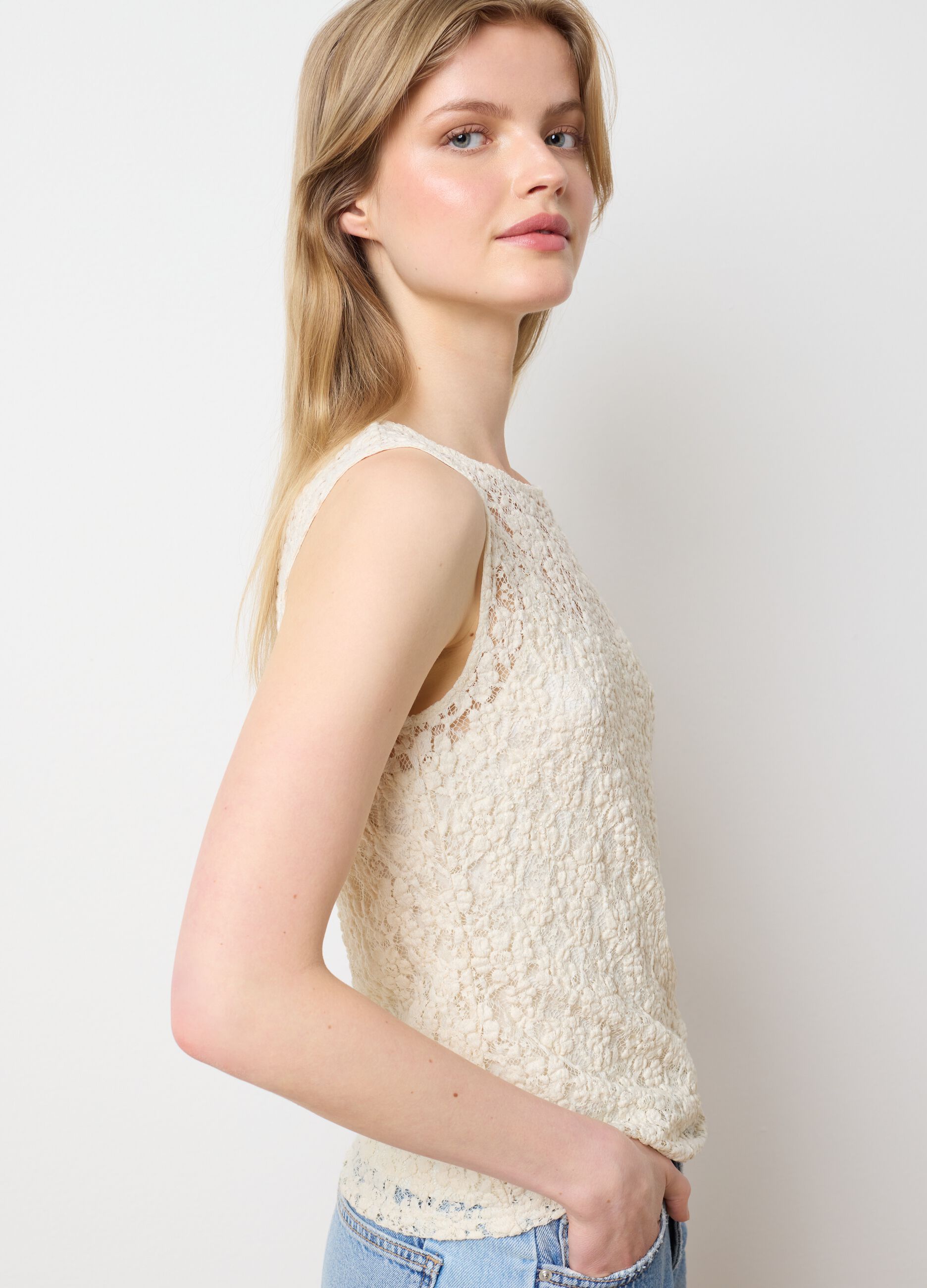 Top da donna in pizzo bianco fitted