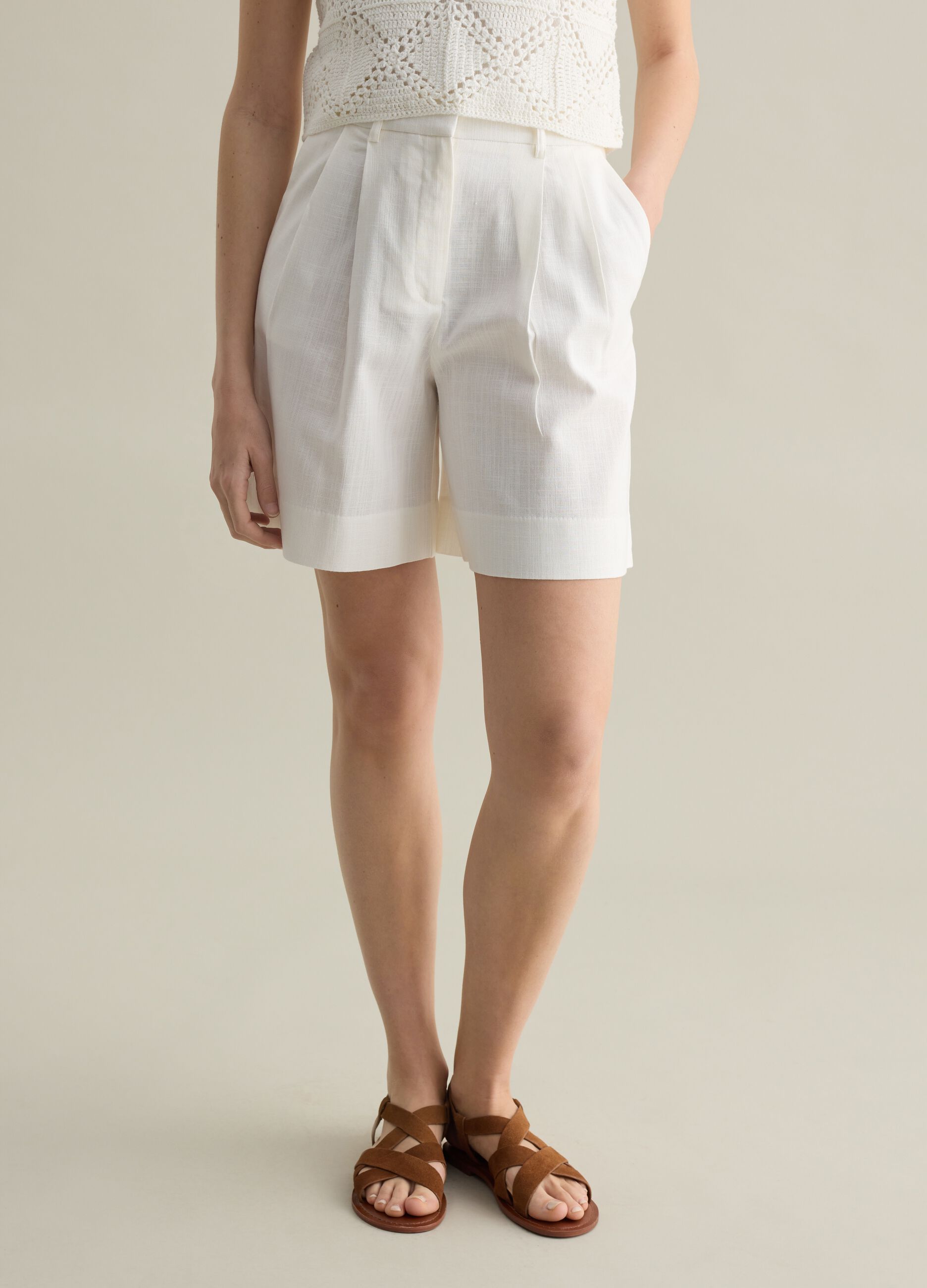 Women’s white regular-fit Bermuda shorts in cotton and viscose