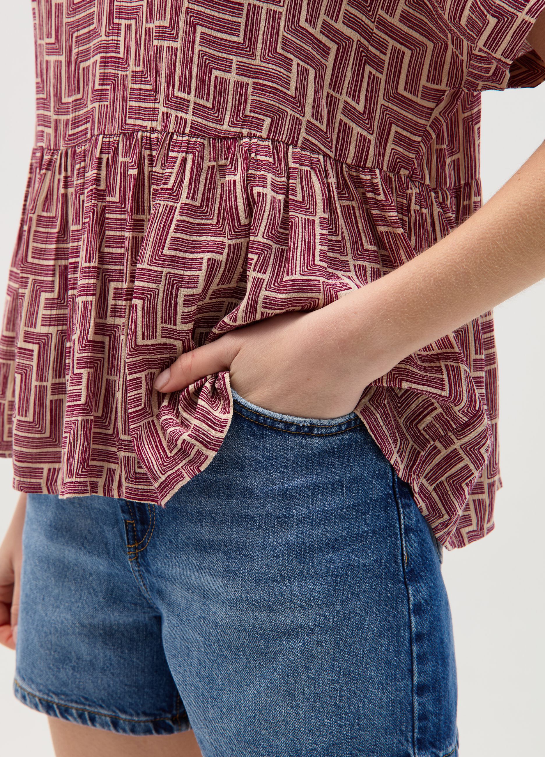Blouse with V neck and flounce