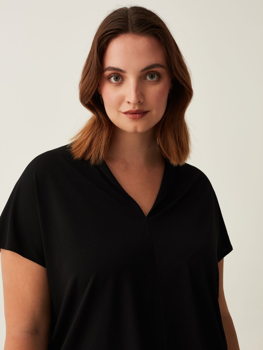 T-shirt con scollo a V Curvy_1