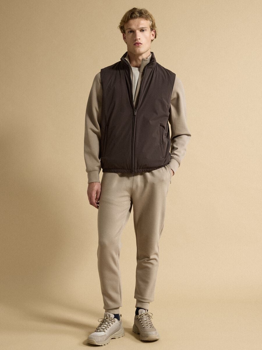 Gilet marrone in tessuto elasticizzato con zip_1