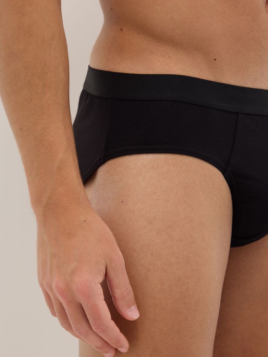 Multipack of black stretch cotton briefs with a snug fit_3