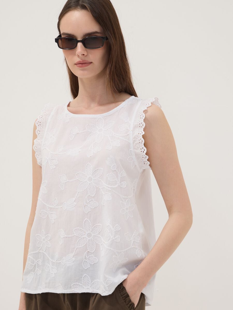 Blusa bianca in puro cotone con ricami floreali regular fit_0