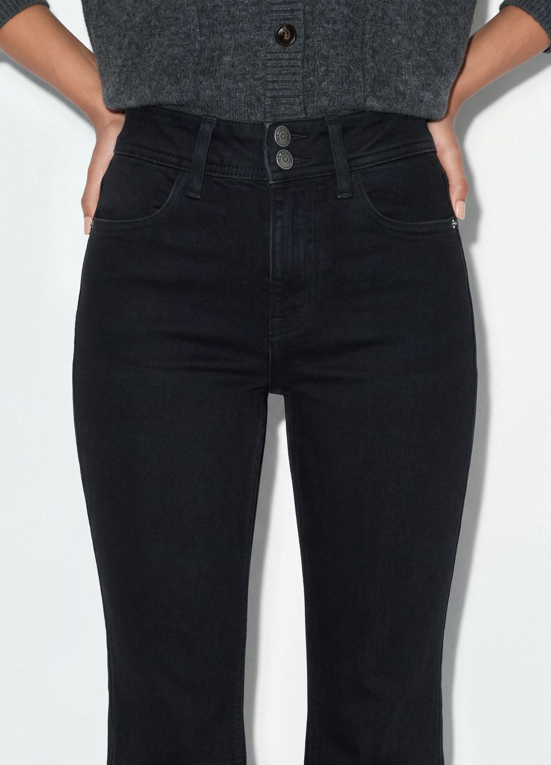 Jeans neri flare in cotone elasticizzato