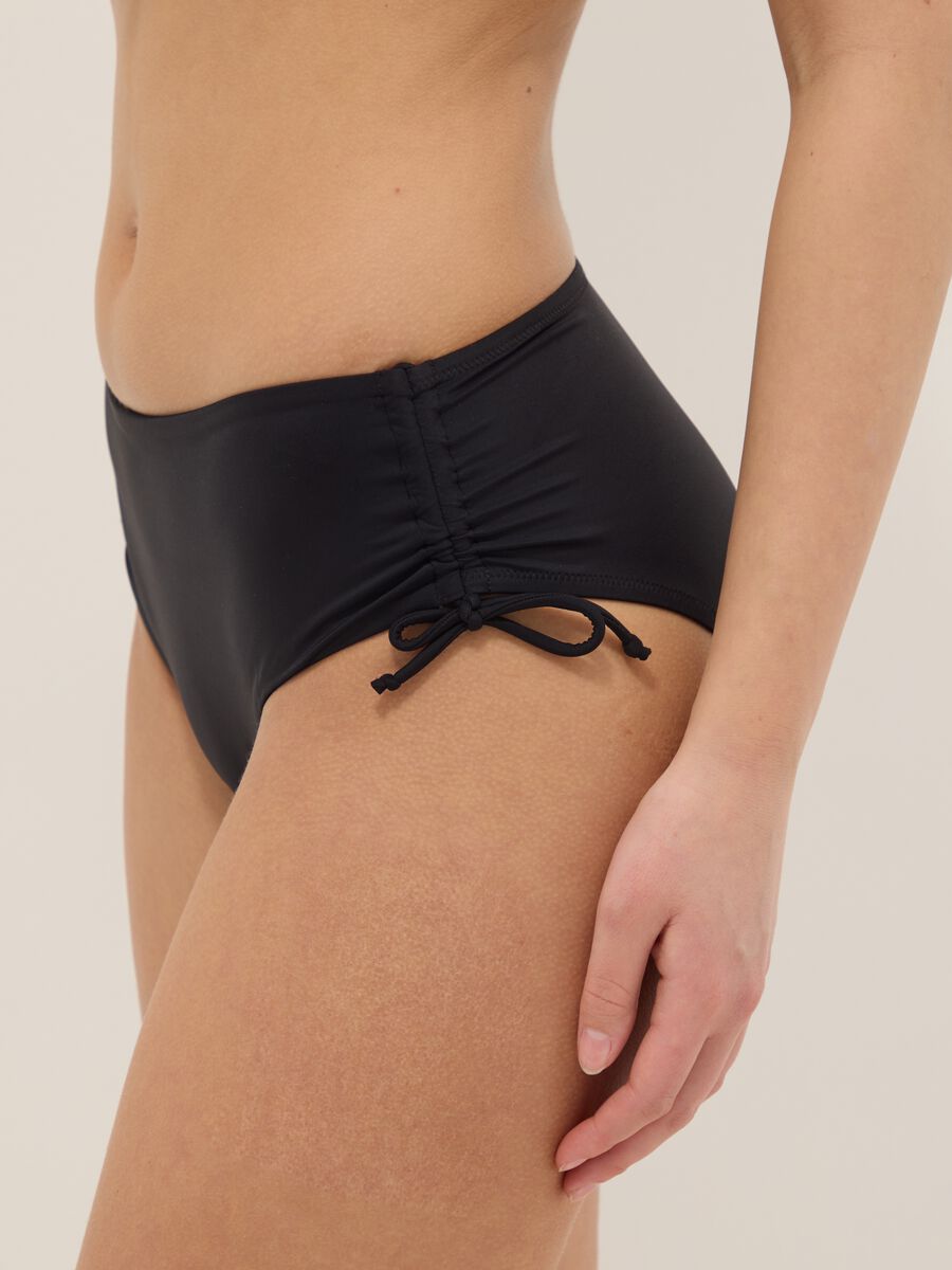 Slip da mare elasticizzato nero con dettagli arricciati_3