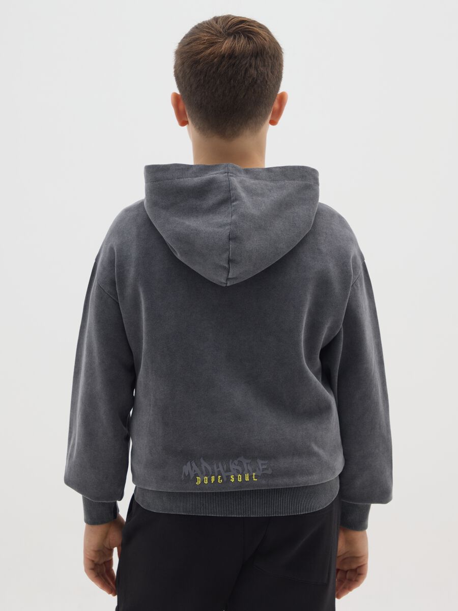 Felpa da ragazzo in misto cotone grigia vestibilità over con cappuccio_1