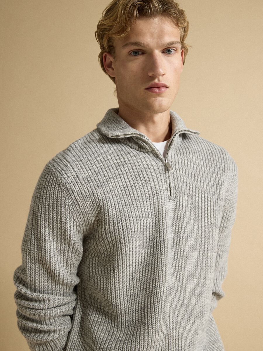 Maglia grigio chiaro in misto lana con colletto regular fit_0