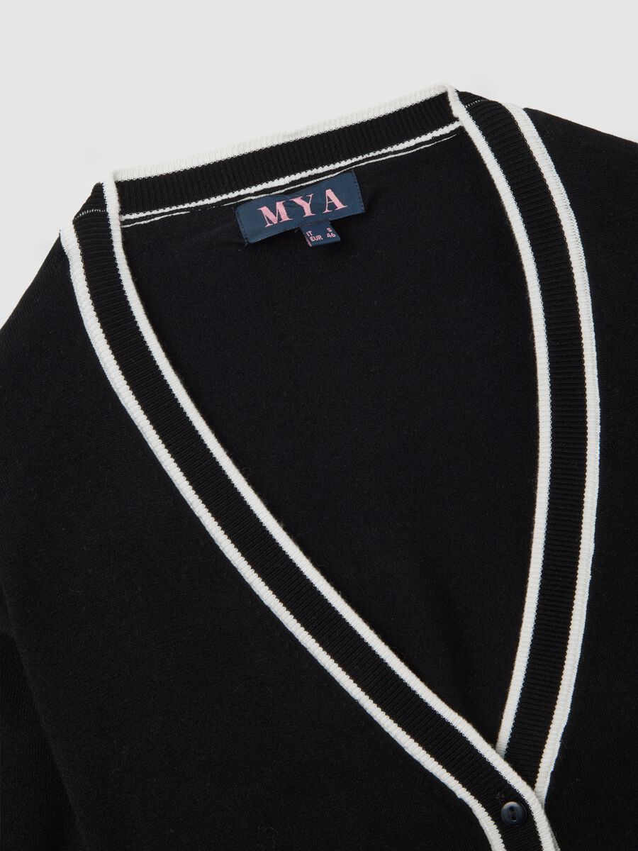 Cardigan nero con bordo a contrasto_5