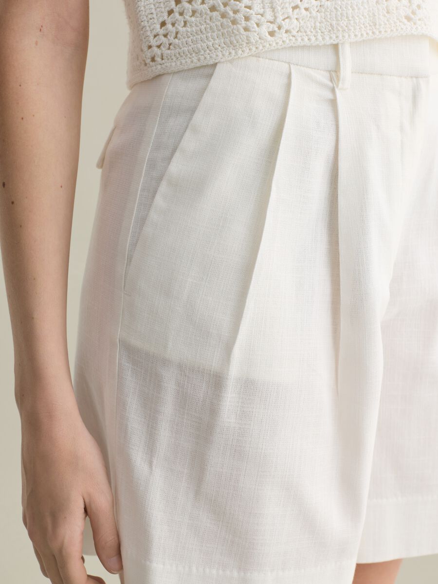 Women’s white regular-fit Bermuda shorts in cotton and viscose_2
