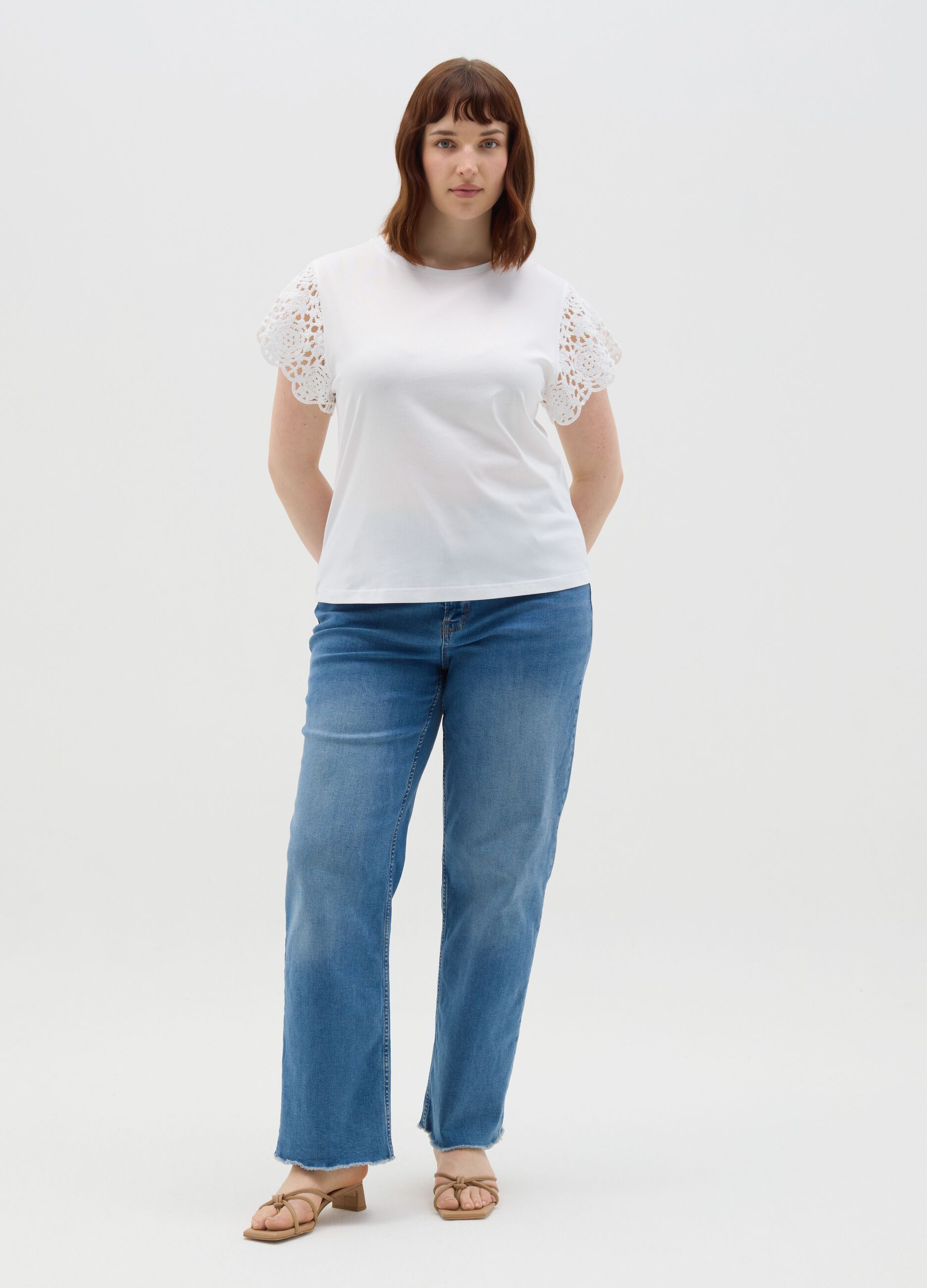 Curvy white T-shirt with crochet sleeves