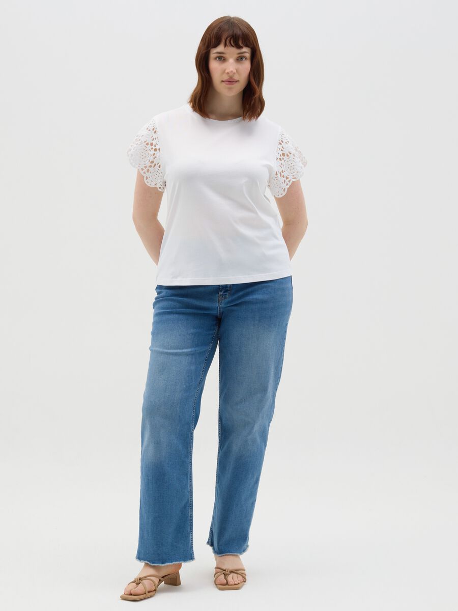 Curvy white T-shirt with crochet sleeves_1