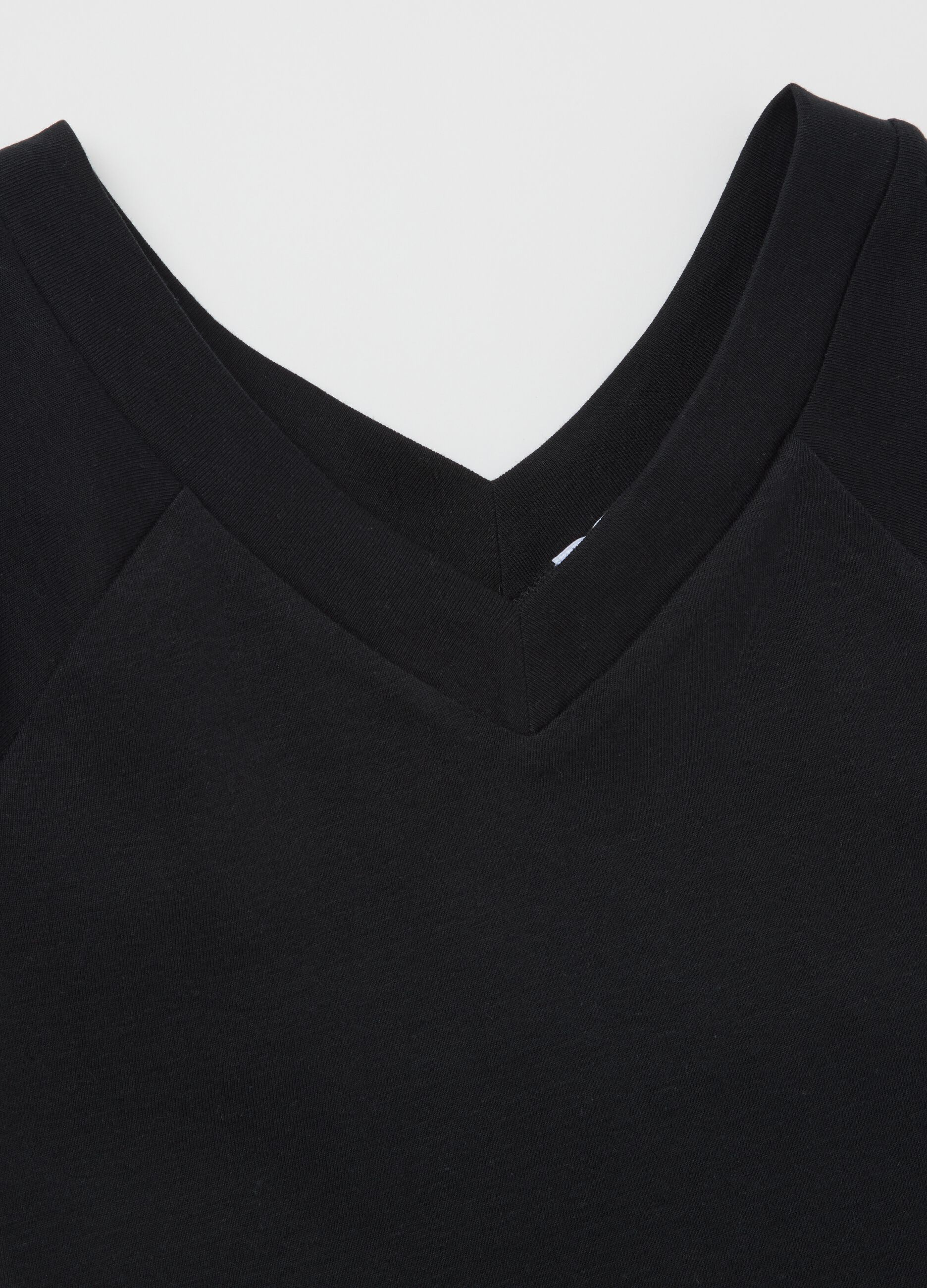 Women’s black fitted T-shirt in 100% cotton with V neck