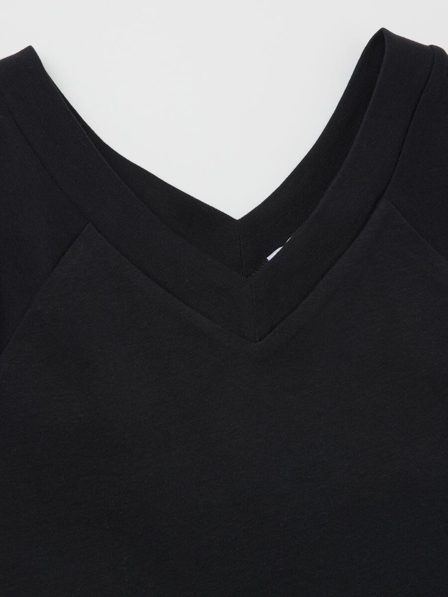 Women’s black fitted T-shirt in 100% cotton with V neck_5