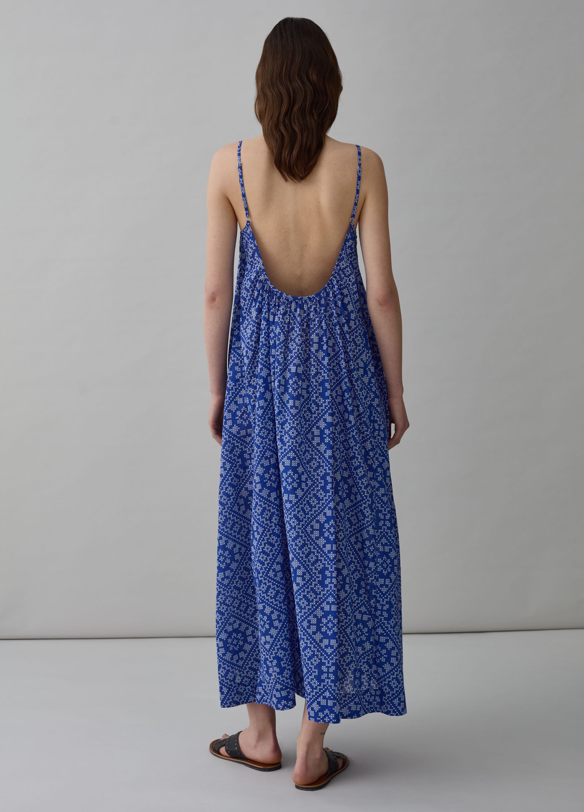Vestito lungo stampato con schiena scoperta