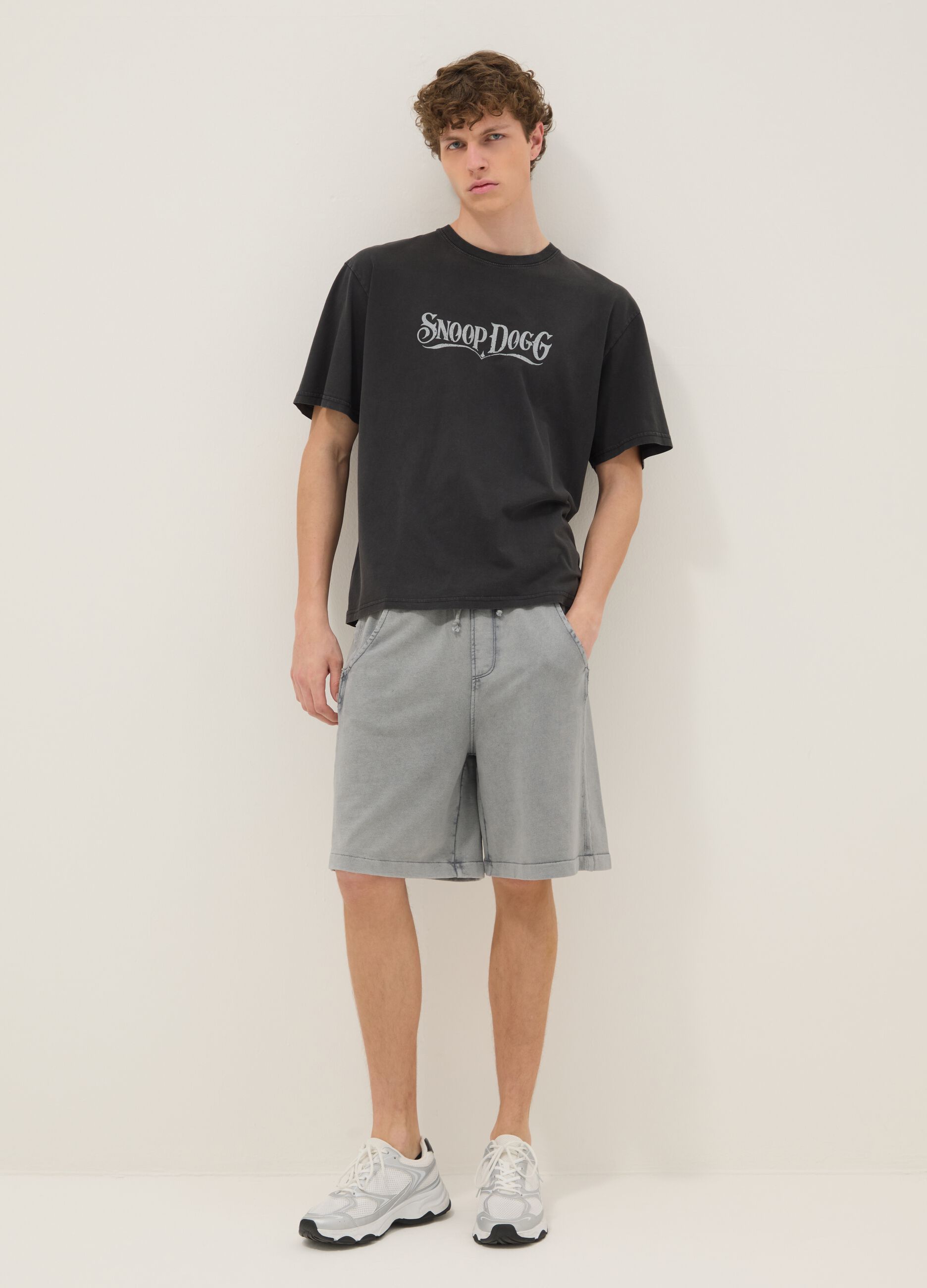 T-shirt nera con scritta Snoop Dogg in puro cotone relaxed fit