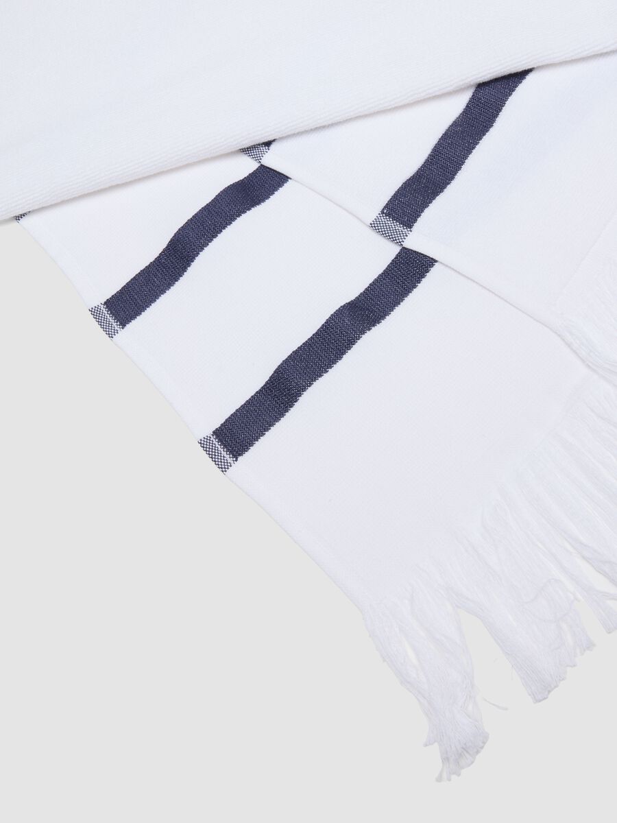 White cotton-blend beach towel with blue stripes_1
