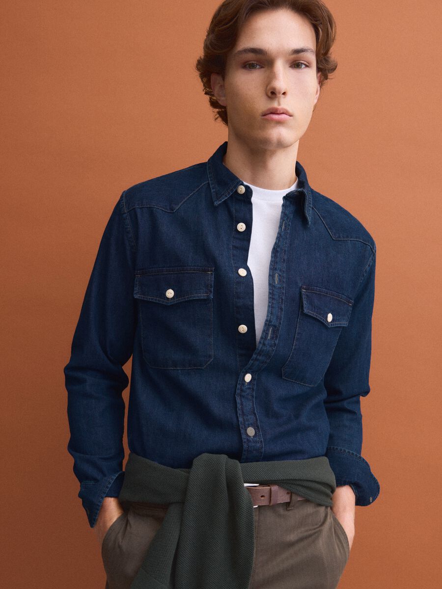 Camicia blu in puro cotone con bottoni e colletto classico regular fit_0