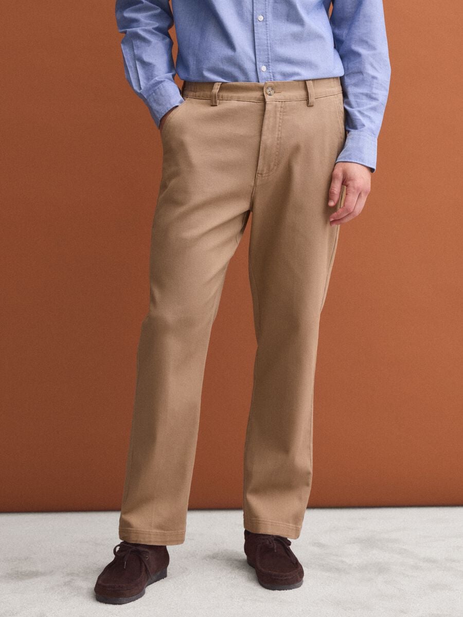 Pantaloni chino marroni in cotone elasticizzato straight fit_1