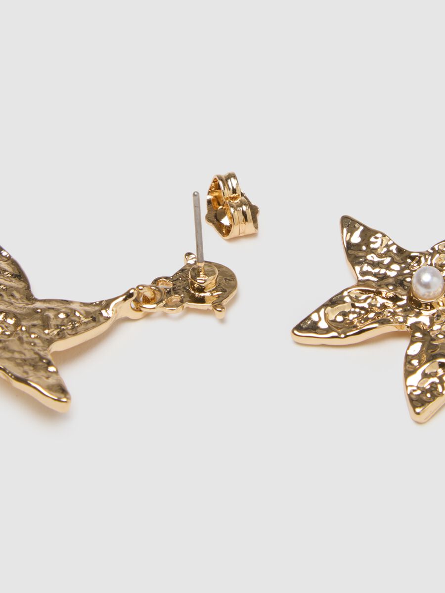 Star-shaped gold-coloured zinc earrings with pearls_1